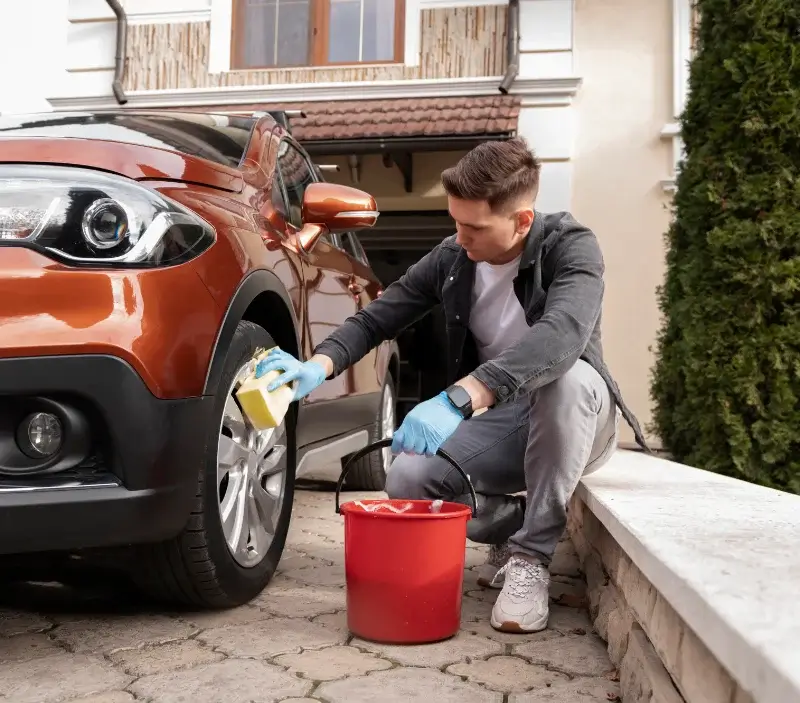 Lavage auto à domicile Meroux-Moval : professionnel intervenant sur un véhicule